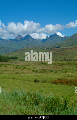 Innere und äußere Horn die Glocke und Cathedral Peak Mountains in die Drakensberge Mountain Range Zulu-Reich-Kwazulu-Natal Stockfoto