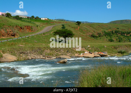 Die schnell fließenden Fluss Mhlwazini in der Nähe von Cathedral Peak in Drakensberg Berge Zulu Königreich Kwazulu Natal in Südafrika Stockfoto