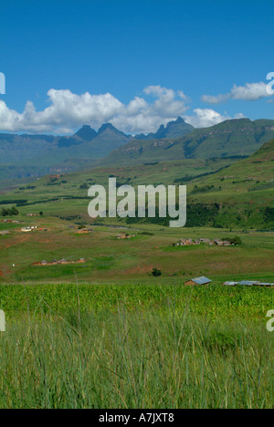 Innere und äußere Horn die Glocke und Cathedral Peak Mountains in die Drakensberge Mountain Range Zulu-Reich-Kwazulu-Natal Stockfoto