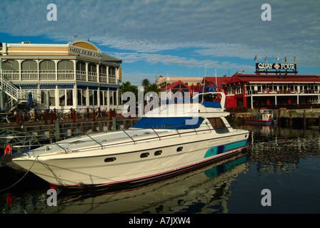 Am frühen Morgen Sonnenschein Fänge Luxusboot in Victoria Becken V und eine Waterfront Kapstadt Stockfoto