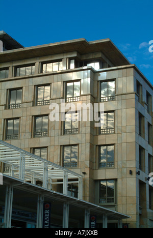Wolken und Sonne am frühen Morgen zu reflektieren, in Schaufenstern der BoE Gebäude V und eine Waterfront Kapstadt Stockfoto
