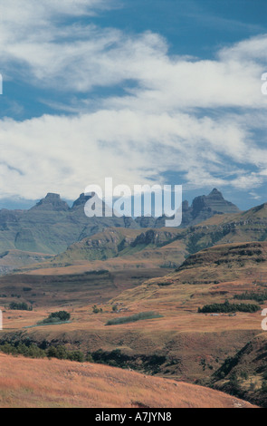 Cathedral Peak und andere Drakensberge aus in der Nähe von Cathedral Peak Hotel Südafrika Stockfoto