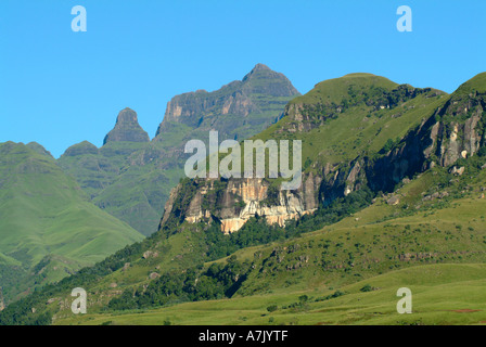 Die Berge Cathedral Peak und die Glocke im Hintergrund Drakensberge Südafrika Stockfoto