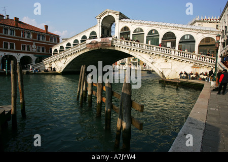 Nachmittagssonne trifft die Welt berühmte Touristenattraktion der Ponte di Rialto Bridge, Venedig Italien Europa EU Stockfoto