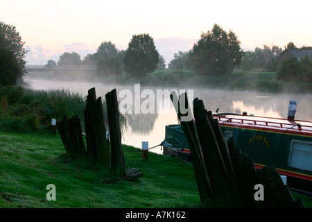 Nebel im Morgengrauen in die Great Ouse bei Littleport in der Nähe von Ely gestiegen. Stockfoto
