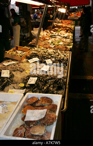 Frische Fische Krebse Muscheln zum Verkauf an diesem berühmten venezianischen Prescaria Fischmarkt in der Nähe von Rialto Venedig Italien Europa EU Stockfoto