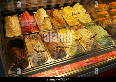 Italienische Gelateria Eisdiele mit bunten sortierten Aromen im Fenster anzeigen Venedig Italien Europa EU Stockfoto