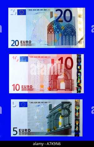 20, 10 und 5 Euro vor einem blauen Hintergrund. Stockfoto