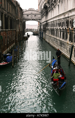 Touristen machen Sie eine Gondel Bootsfahrt in der Nähe der Sehenswürdigkeit die Brücke der Seufzer Ponte di Sospiri Venedig Italien Europa EU Stockfoto