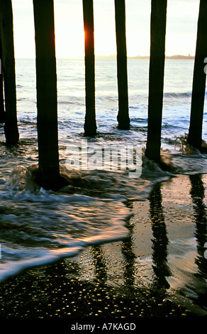 Wellen unter Pier Stockfoto