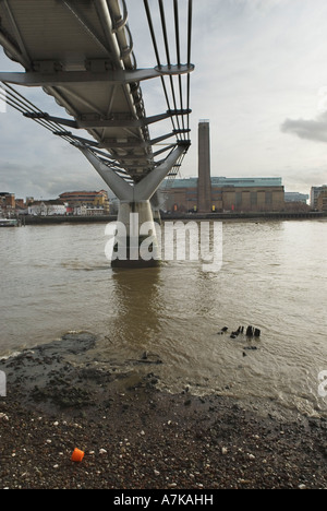 Blick von unterhalb der Millennium Bridge, mit Blick auf das Globe Theatre und das Tate modern Stockfoto