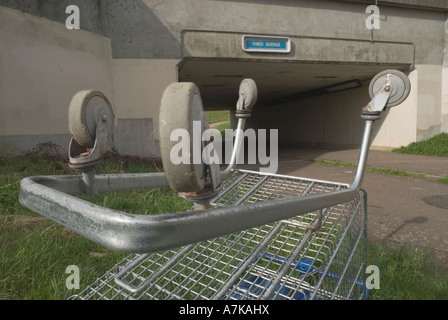 Einkaufswagen in der Nähe von Unterführung verlassen Stadt Harlow Essex uk Stockfoto