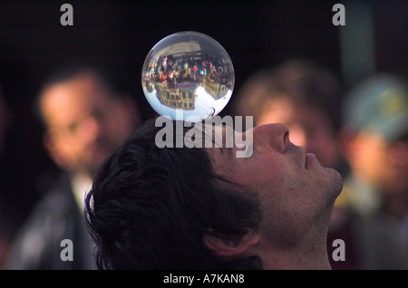 Straße Jongleur-Kontakt-Jonglieren mit einer Kristallkugel Stockfoto