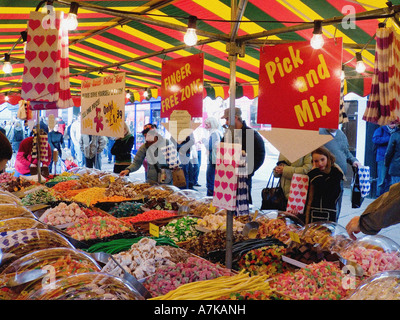 Traditioneller süßer Stand auf einem Straßenmarkt in York. UK Stockfoto