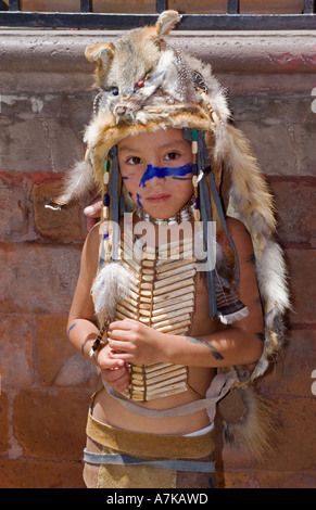 Mexikanische junge gekleidet wie Maya-Indianer mit Tierhäuten an der Prozession der Jungfrau De La Paz SAN MIGUEL DE ALLENDE Mexiko Stockfoto