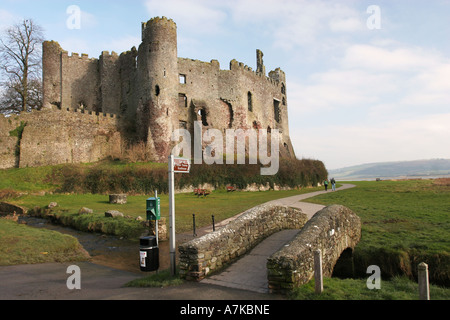 Berühmten walisischen Tourismus Attraktion Laugharne Castle mit Blick auf die Taf-Esturay in der Nähe von Dylan Thomas Haus und Schuppen, UK GB schreiben Stockfoto