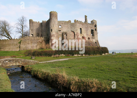 Berühmten walisischen Tourismus Attraktion Laugharne Castle mit Blick auf die Taf-Esturay in der Nähe von Dylan Thomas Haus und Schuppen, UK GB schreiben Stockfoto