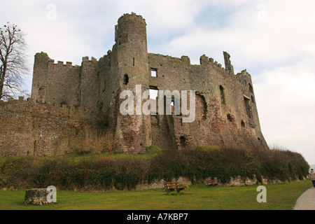 Berühmten walisischen Tourismus Attraktion Laugharne Castle mit Blick auf die Taf-Esturay in der Nähe von Dylan Thomas Haus und Schuppen, UK GB schreiben Stockfoto