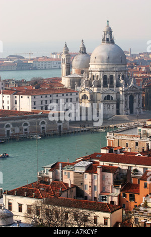 Luftaufnahme von St Marks Bell tower über dem Eingang zum Canal Grande in Richtung Chiesa di Santa Maria della Salute Venedig es Stockfoto