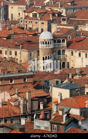 Die Wendeltreppe von der Palazzo Contarini del Bovolo in Venedig gesehen von der Spitze des Glockenturms St. Marks, Italien EU Stockfoto