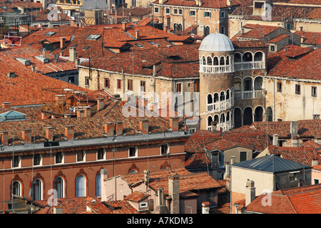 Die Wendeltreppe von der Palazzo Contarini del Bovolo in Venedig gesehen von der Spitze des Glockenturms St. Marks, Italien EU Stockfoto