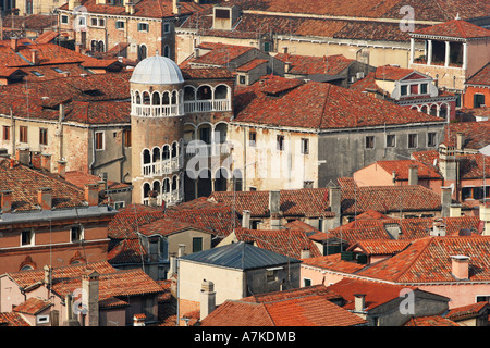 Die Wendeltreppe von der Palazzo Contarini del Bovolo in Venedig gesehen von der Spitze des Glockenturms St. Marks, Italien EU Stockfoto