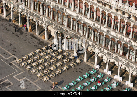 Luftaufnahme des Welt-berühmten Café-Tischen und Stühlen außerhalb der italienischen Cafés und Restaurants in Saint Markusplatz, Venedig Europa Stockfoto