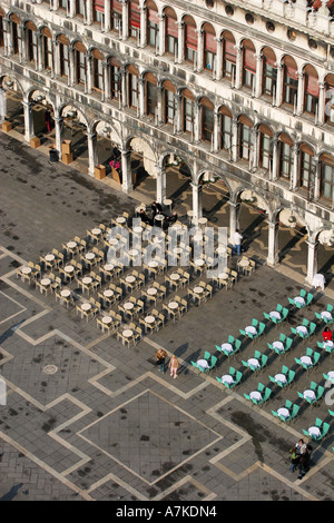 Luftaufnahme des teuren Restaurant und Cafe Stühle und Tische in St. Marks Platz Venedig von oben auf den Glockenturm Italien EU Stockfoto