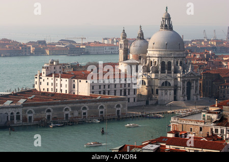 Luftbild vom St Marks Glockenturm über dem Eingang zum Canal Grande in Richtung Chiesa di Santa Maria della Salute Venedig Stockfoto