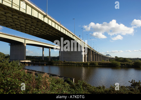 ANSICHT SÜDEN ENGLANDS THELWALLS VIADUKT UND M6 AUTOBAHN KREUZUNG MANCHESTER SHIP CANAL Stockfoto