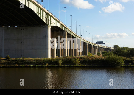 ANSICHT SÜDEN ENGLANDS THELWALLS VIADUKT UND M6 AUTOBAHN KREUZUNG MANCHESTER SHIP CANAL Stockfoto