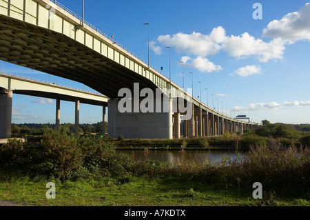 ANSICHT SÜDEN ENGLANDS THELWALLS VIADUKT UND M6 AUTOBAHN KREUZUNG MANCHESTER SHIP CANAL Stockfoto