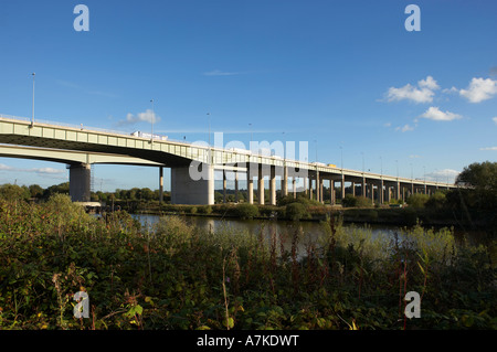 ANSICHT SÜDEN ENGLANDS THELWALLS VIADUKT UND M6 AUTOBAHN KREUZUNG MANCHESTER SHIP CANAL Stockfoto