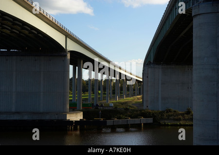 ANSICHT SÜDEN ENGLANDS THELWALLS VIADUKT UND M6 AUTOBAHN KREUZUNG MANCHESTER SHIP CANAL Stockfoto