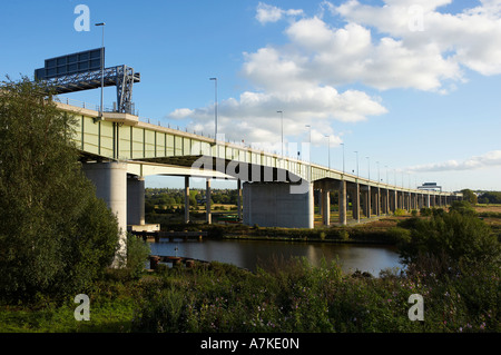 ANSICHT SÜDEN ENGLANDS THELWALLS VIADUKT UND M6 AUTOBAHN KREUZUNG MANCHESTER SHIP CANAL Stockfoto