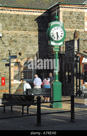 Sommer Nachmittag Blick auf die Menschen vor Betws y Coed Personenbus & Bahnhof Eingang Conwy Valley Line Snowdonia National Park North Wales Großbritannien Stockfoto