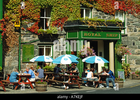 Ortszentrum The Royal Ship Hotel mit Sitzplätze an Tischen im Freien unter Sonnenschirmen Stockfoto