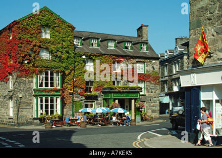 Ortszentrum The Royal Ship Hotel mit Sitzplätze an Tischen im Freien unter Sonnenschirmen Stockfoto