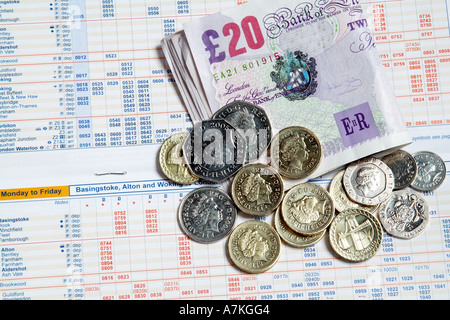 Zugfahrpläne mit Bargeld. Tariferhöhungen. Entwicklung der Lebenshaltungskosten Stockfoto