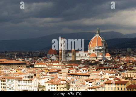 Kathedrale der Welt berühmtes Wahrzeichen der Dom in Florenz Firenze ist mit Sonnenlicht gemalt, wie dunkle Sturm über Stadt, Italien EU rollt Stockfoto