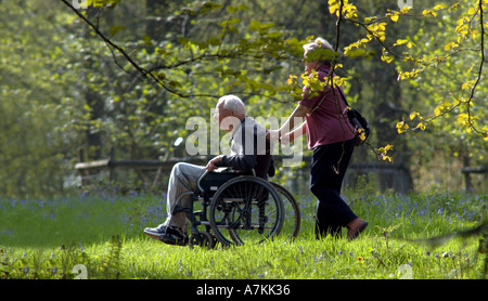 Mann im Rollstuhl Frau schieben Stockfoto