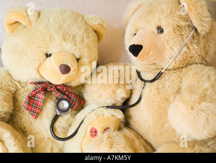 Teddybären mit Stethoskop posiert als Arzt und Patient. Ideal für Kinderheilkunde zu veranschaulichen. Stockfoto