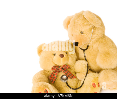 Teddybären mit Stethoskop posiert als Arzt und Patient. Ideal für Kinderheilkunde zu veranschaulichen. Stockfoto