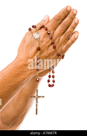 Eine alte asiatische Frau hält ihre Hände im Gebet mit einem Rosenkranz Stockfoto