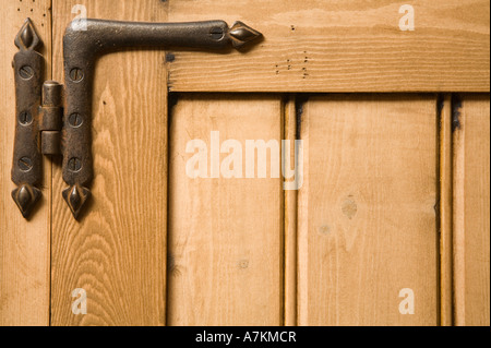 Detail der getäfelten Holzmöbel mit Eisen Scharnier Stockfoto