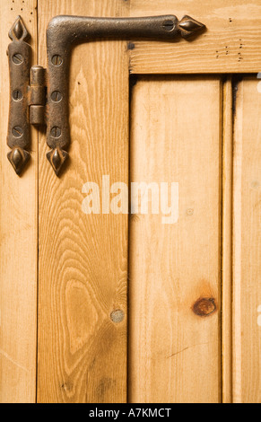 Detail der getäfelten Holzmöbel mit Eisen Scharnier Stockfoto