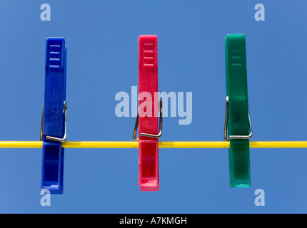 Wäscheklammern an einer Wäscheleine vor blauem Himmel Stockfoto