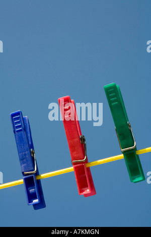 Kleidung pins auf eine Wäscheleine vor blauem Himmel Stockfoto