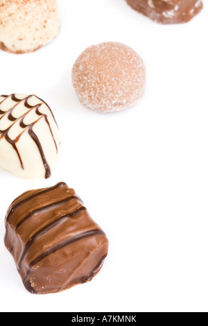 Individuelle Pralinen isoliert auf weiss mit Textfreiraum Stockfoto