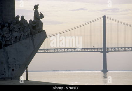 Entdecker-Denkmal und Ponte 25 de abril Stockfoto